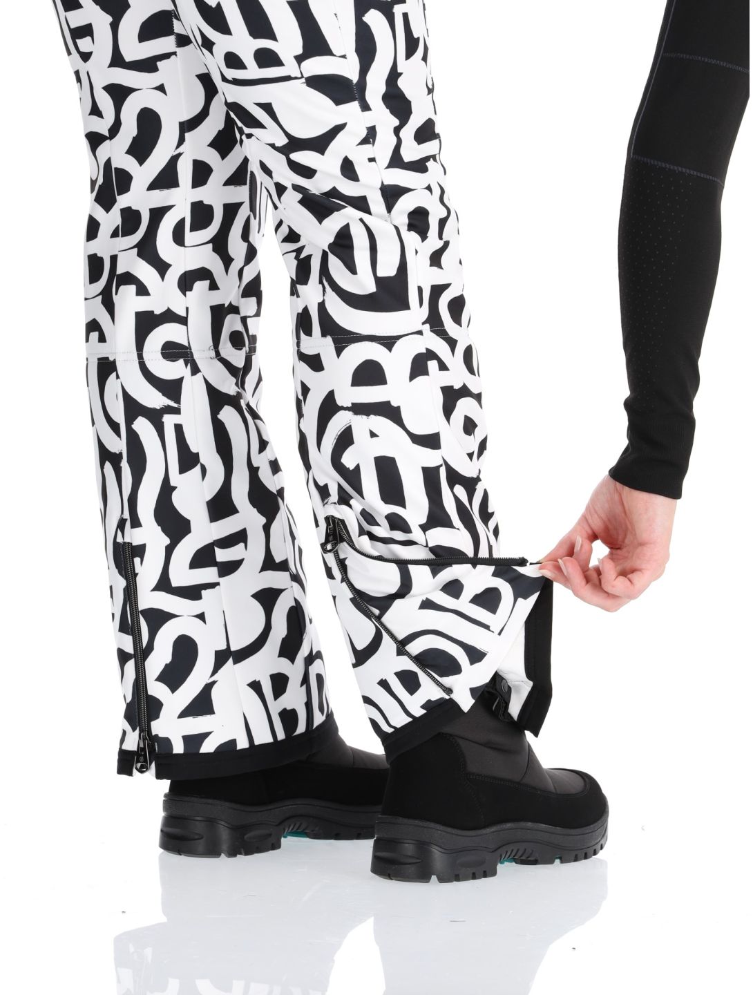 Dare2b, Upshill pantalon de ski en softshell femmes Black and White Graffiti Print blanc, noir 